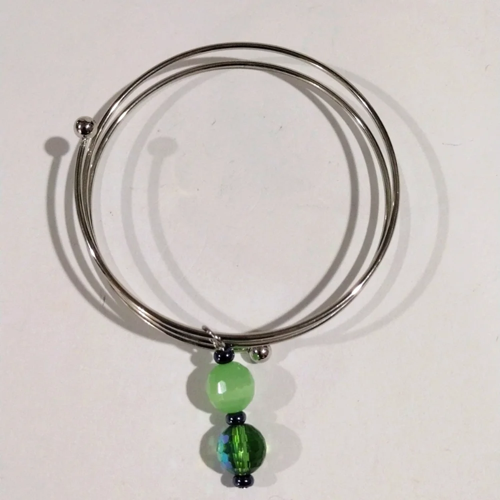 Silver-tone Wire Bangle Bracelet with Green Beaded Charm – Elegant Women Jewelry